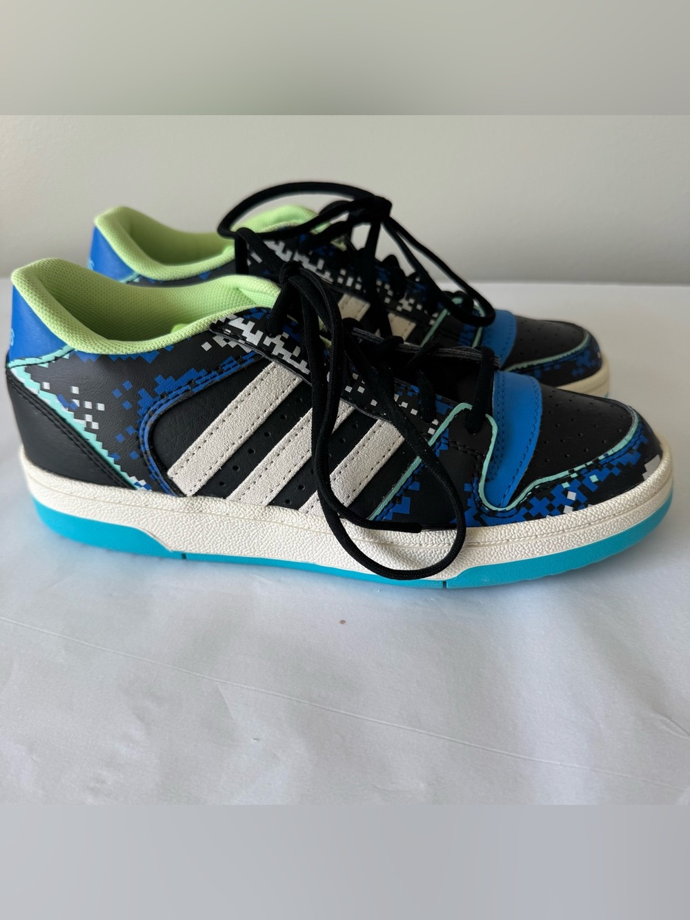ADIDAS Size 5.5 Big Boys or Girls Sneakers